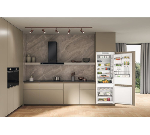 Встраиваемый холодильник Whirlpool WHSP70T121