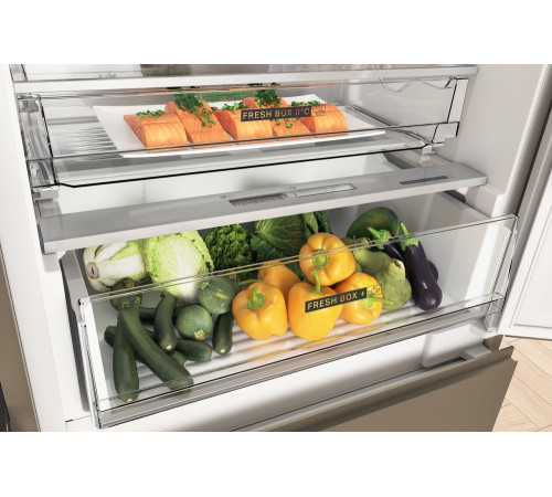 Встраиваемый холодильник Whirlpool WHSP70T121