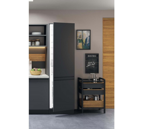 Встраиваемый холодильник Hotpoint-Ariston HAC20T321