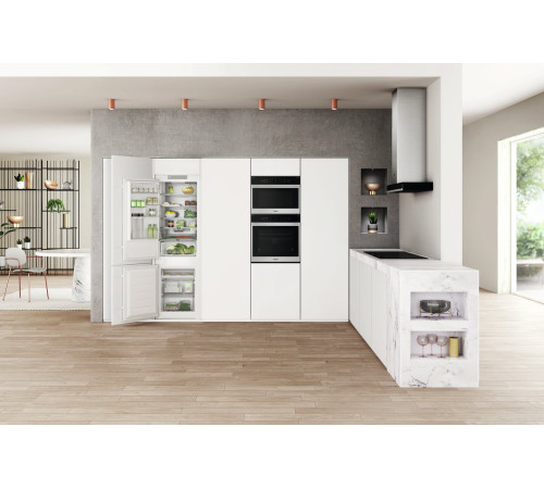 Встраиваемый холодильник Whirlpool WHC18T341