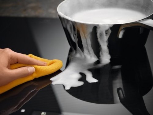 Простота ухода за варочной панелью Electrolux EIS8648